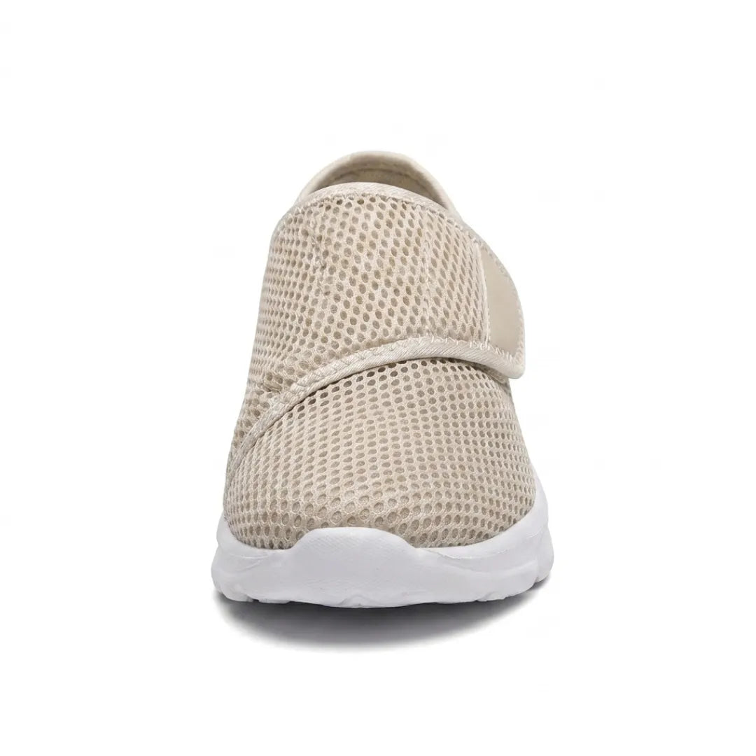 Beige mesh-sko set direkte forfra, der viser den brede tåparti, velcrostroppen og den hvide sål. 35