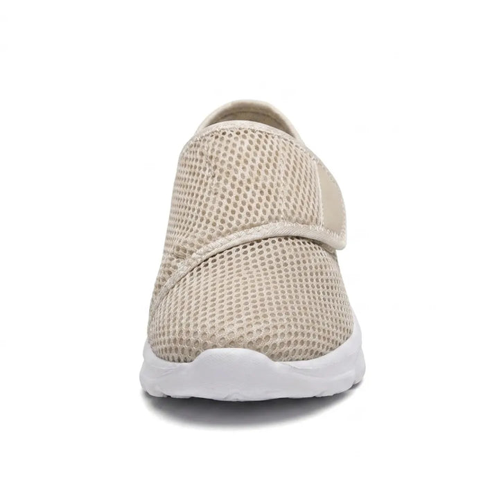 Beige mesh-sko set direkte forfra, der viser den brede tåparti, velcrostroppen og den hvide sål. 35