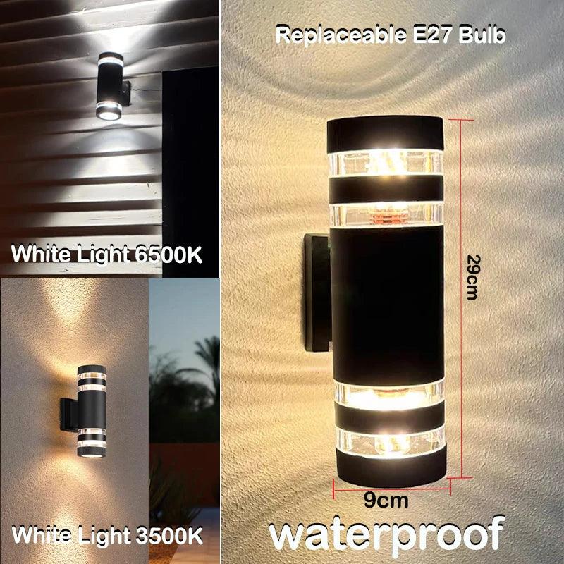 Lang rund sort lampe med klare ringe og mål, vist i hvidt og varmt lys på væggen. 9