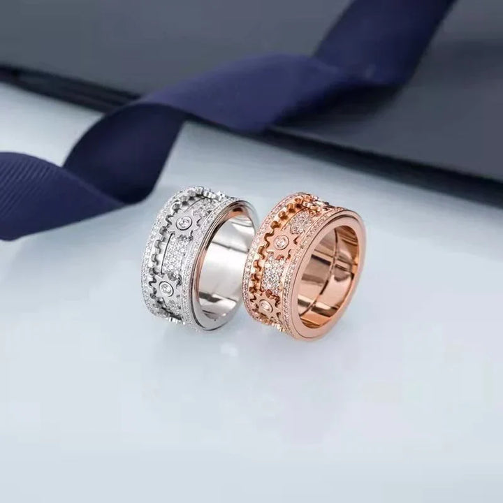 Zwei Eheringe aus Silber und Roségold mit Diamanten, luxuriöses Schmuckdesign.