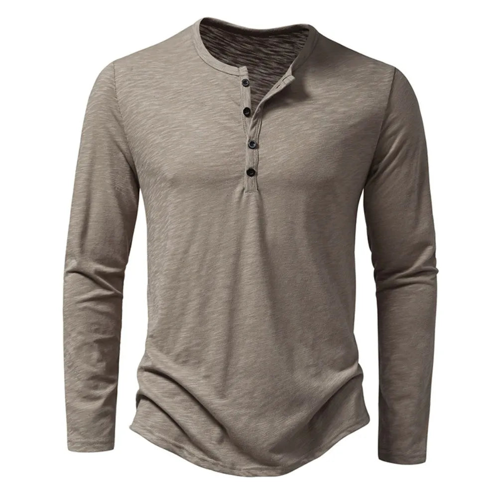 Langærmet henley-skjorte i khaki med knaplukning ved halsen, set forfra på hvid baggrund. 1