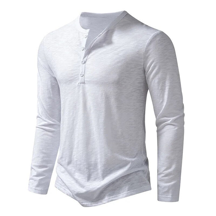 Hvid henley-skjorte med knaplukning og rund hals, set let fra siden. 10