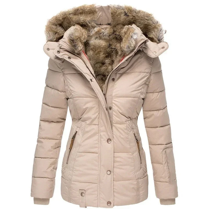 Beige quiltet vinterparka med pelsforet hætte, trykknapper og lynlåslommer, vist forfra på hvid baggrund. 3