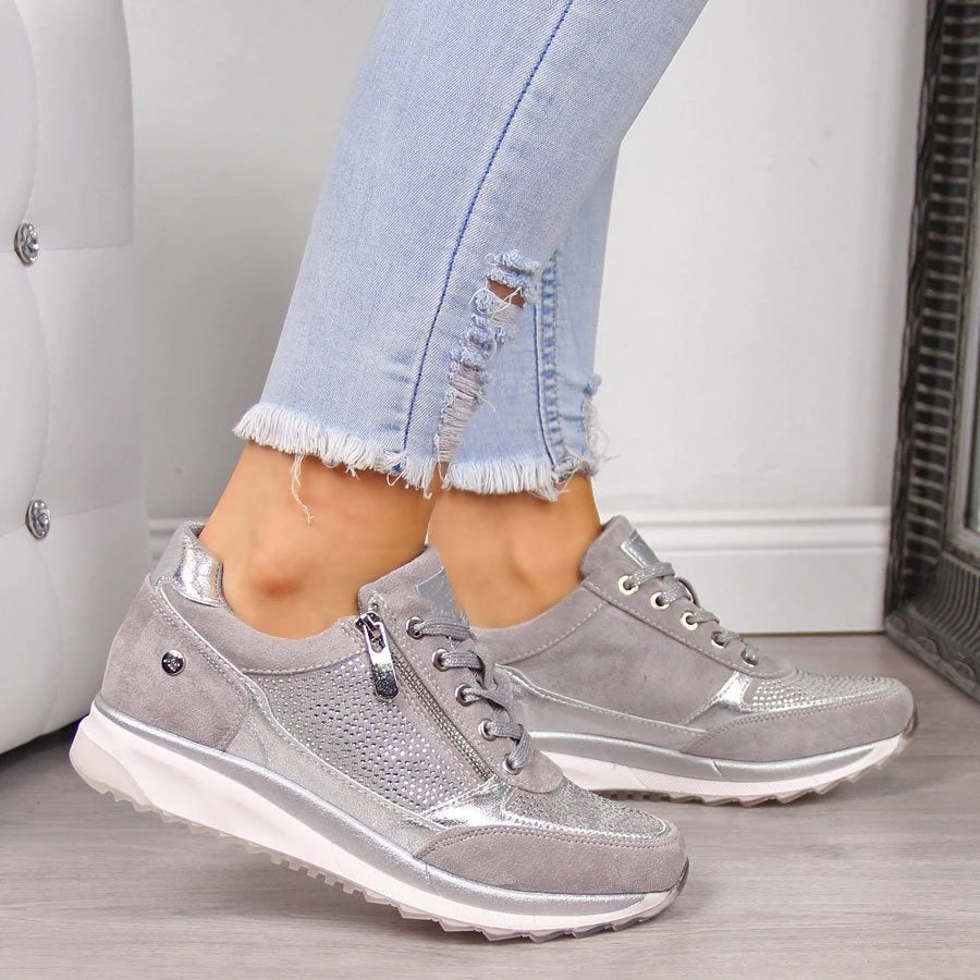 Grå ruskindssneakers med lynlås og sølvdetaljer båret af model i hullede lyse jeans 2