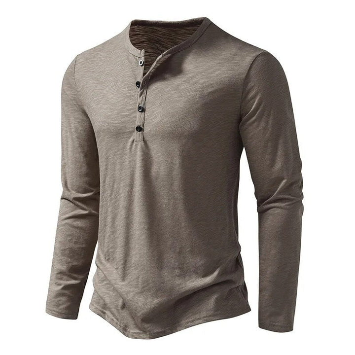 Khaki henley-skjorte med fire sorte knapper og rund hals, set let fra siden. 2