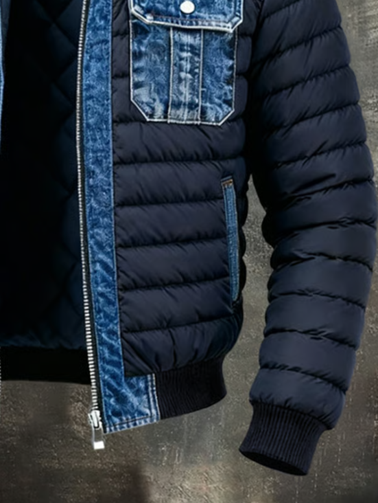Nederste del af jakken med ærme, ribstrikket manchet og linning, denimlomme, sidelomme og åben lynlås langs forkanten. 5