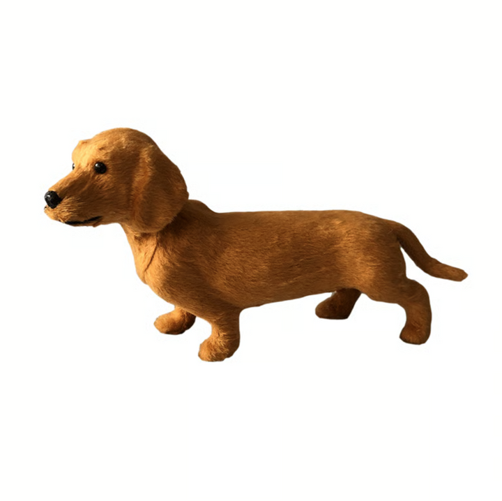 Brun gravhund i plys set fra siden, stående på hvid baggrund, med sort næse, perleøjne og kort blød pels. 1