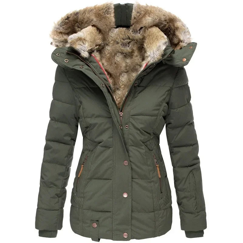 Olivengrøn parka i quiltet udførelse med tyk pelsforet hætte og lynlukning, vist forfra på hvid baggrund. 12