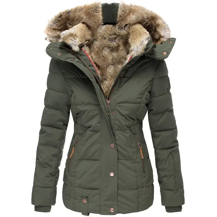 Olivengrøn parka i quiltet udførelse med tyk pelsforet hætte og lynlukning, vist forfra på hvid baggrund. 12
