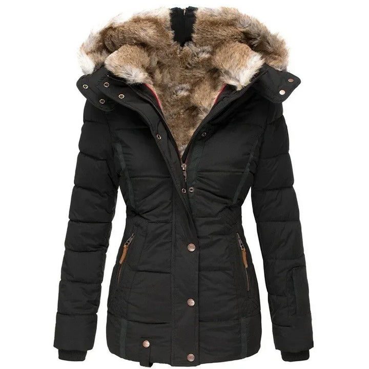 Sort quiltet parka med pelsforet hætte, kobberfarvede trykknapper og lynlåslommer, vist forfra uden model. 11