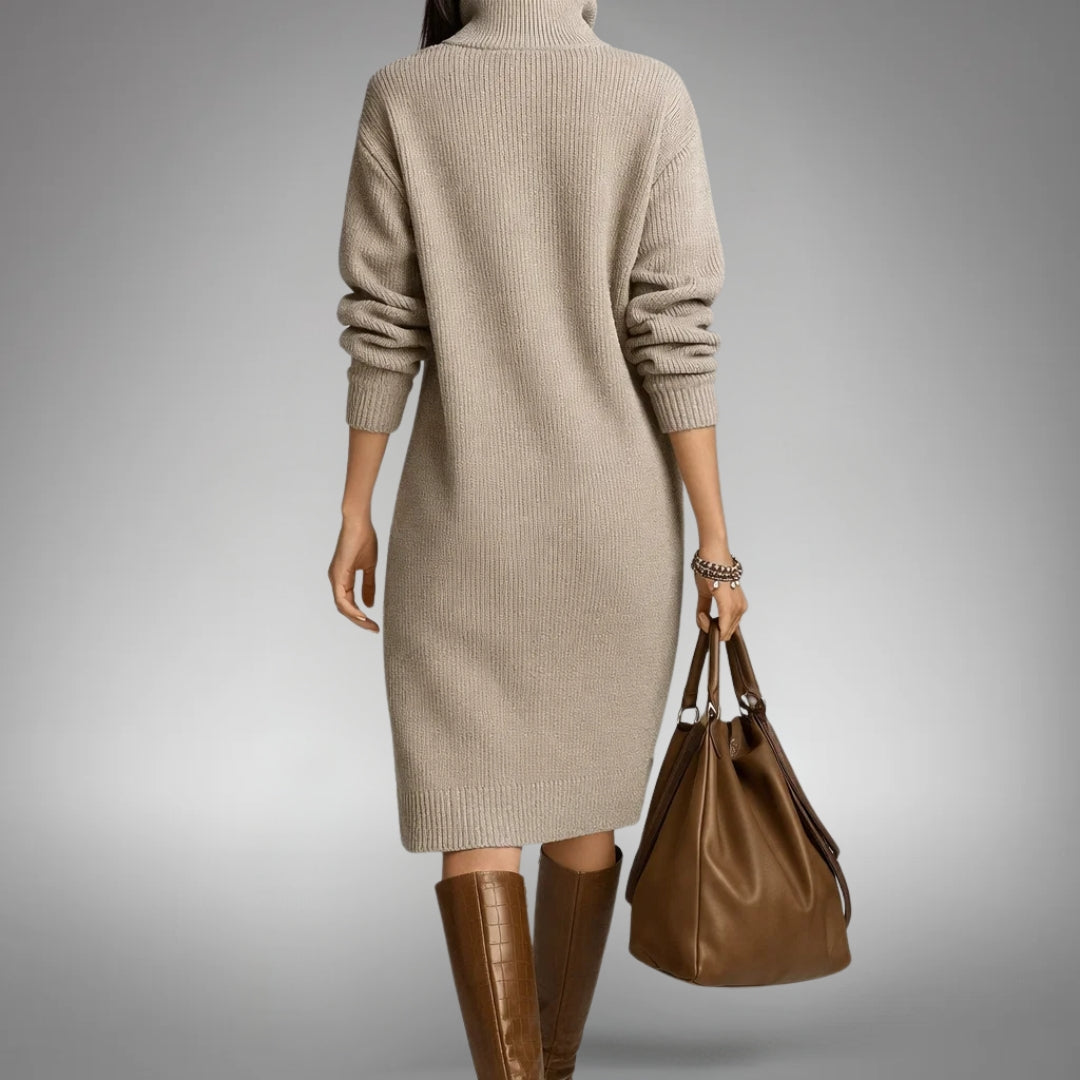 Model set bagfra i beige ribstrikket kjole med rullekrave, brun taske og høje støvler 7