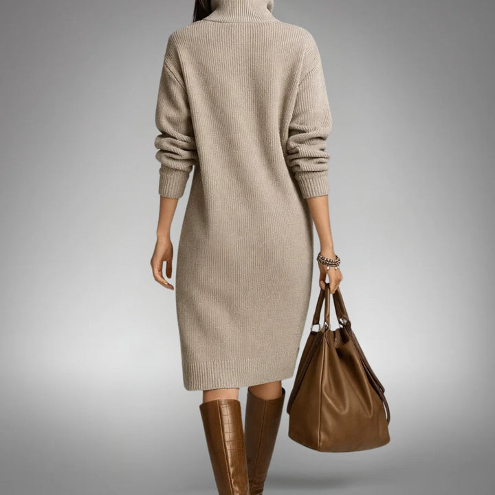 Model set bagfra i beige ribstrikket kjole med rullekrave, brun taske og høje støvler 7
