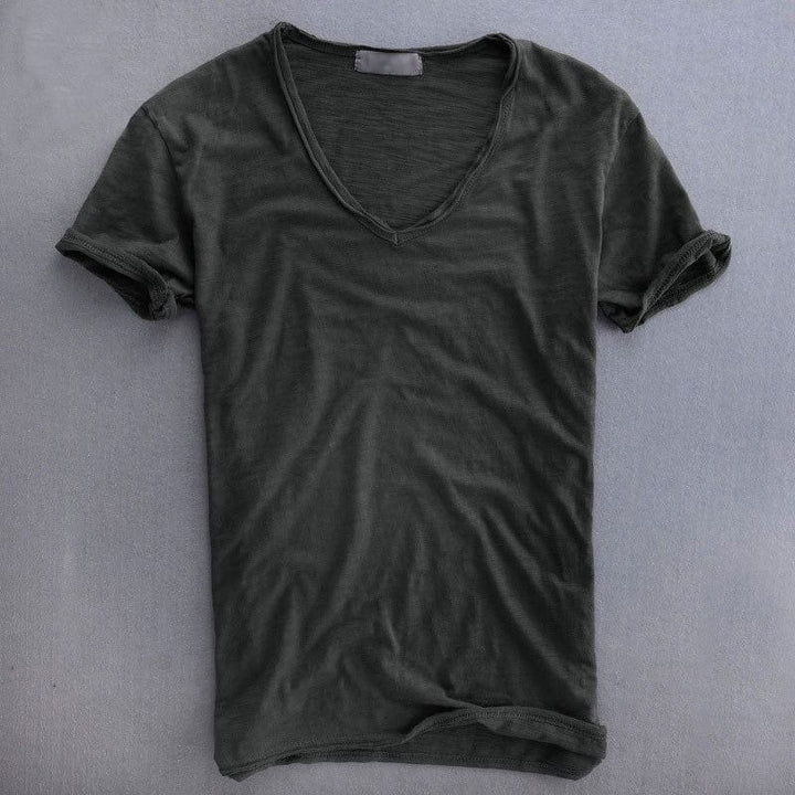 Mørkegrå kortærmet T-shirt med V-hals set forfra, lagt fladt, med oprullede ærmekanter og struktureret stof. 4