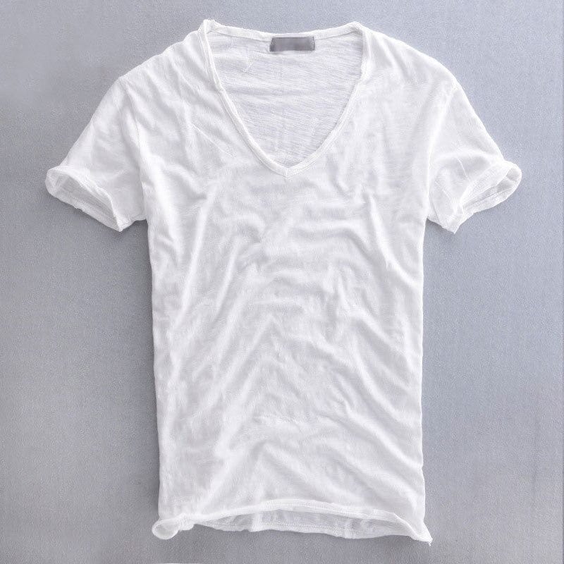 Hvid kortærmet V-hals T-shirt set forfra, lagt fladt, med let struktureret stof og råkantet halsudskæring. 2