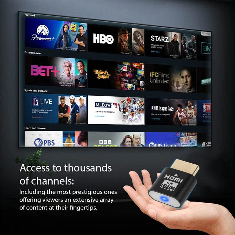 Hånd holder den lille sorte HDMI-enhed foran et tv, der viser en oversigt over streamingkanaler. 5