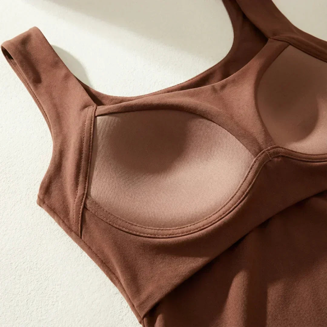 Nærbillede af indersiden af brun tanktop med den indbyggede, formede bh-kop og syningerne omkring. 7