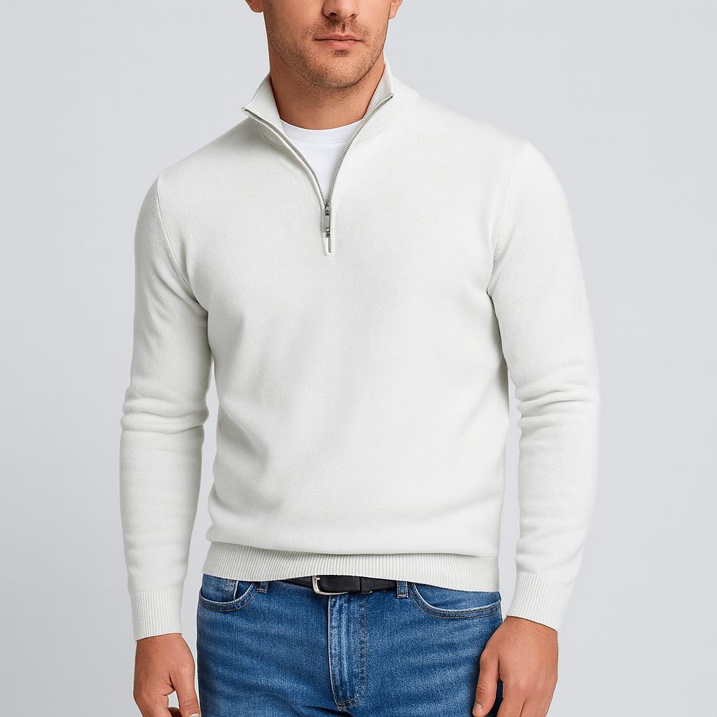 Model i hvid trøje med lynlås i halsen og hvid T-shirt under, med bælte 10