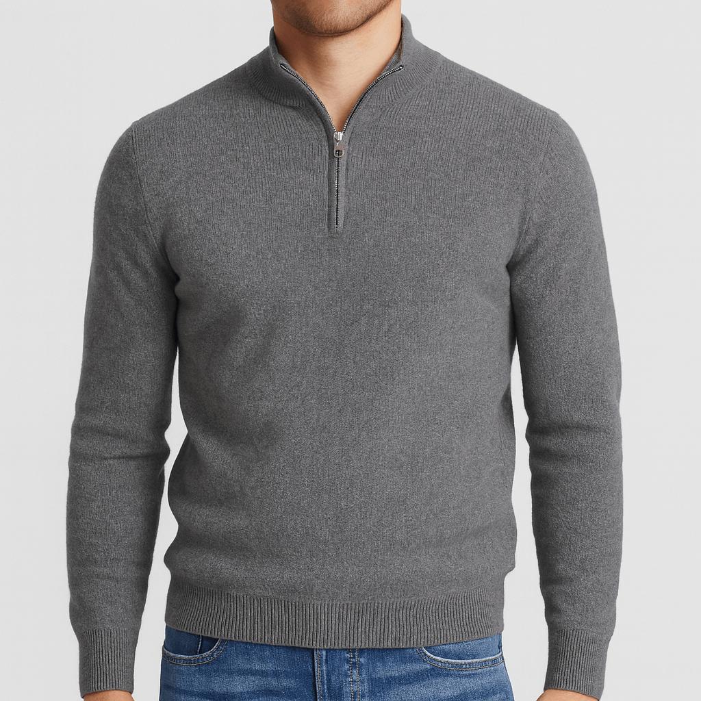 Model i grå strikket trøje med lynlås i halsen, set forfra med jeans 4