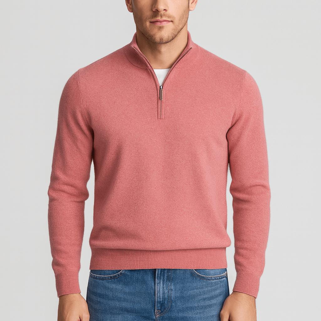 Model i rosa strikbluse med lynlås i halsen og ribkanter, kombineret med blå jeans, set forfra. 7