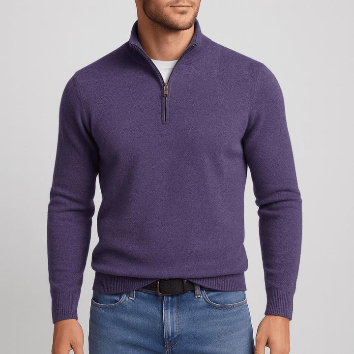 Model i lilla strikbluse med lynlås i halsen og sort bælte til blå jeans, set forfra. 8