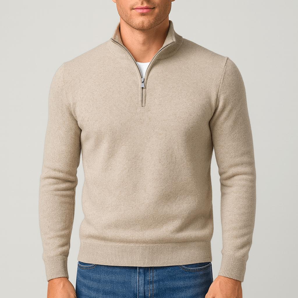 Model i beige trøje med lynlås i halsen, ribkant i bunden og ærmer, med jeans 9