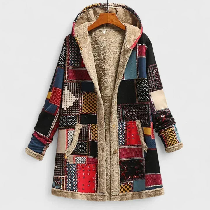 Frakke i farverigt patchwork med røde, blå og sorte felter, knapper og fleecekant, på bøjle 5