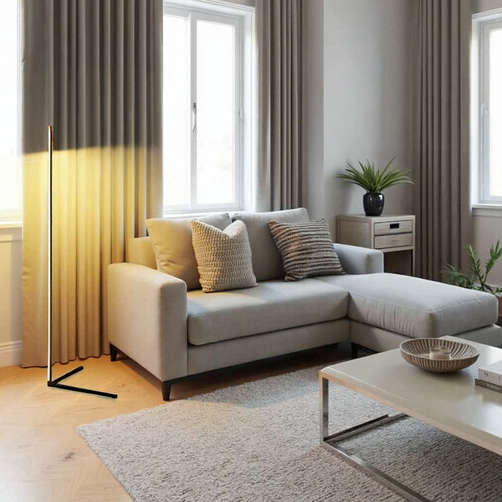 Tændt gulvlampe foran beige gardiner i lys stue med sofa med chaiselong og sofabord 10