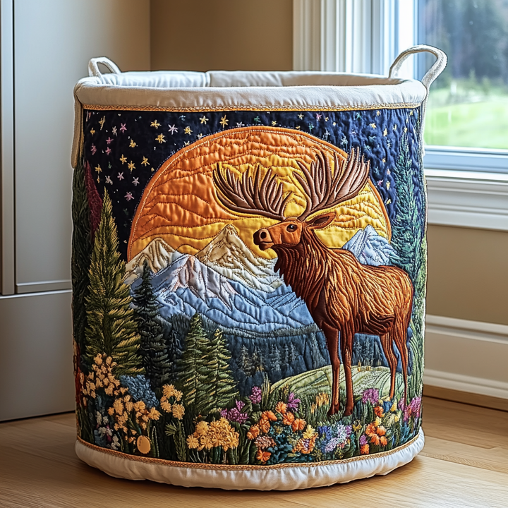 Quiltet kurv med elg foran stor orange måne, stjernehimmel og bjerge, blomsterng nederst og cremefarvet kant. 8