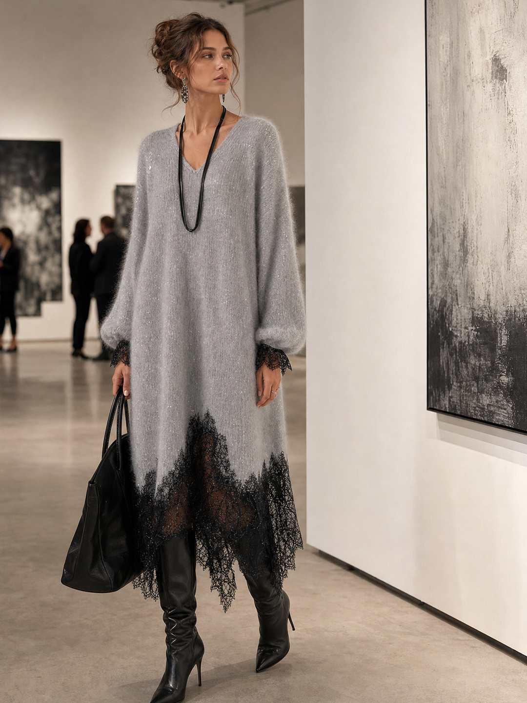 Modellen i grå kjole med blondekant går forbi store malerier i et kunstgalleri 3