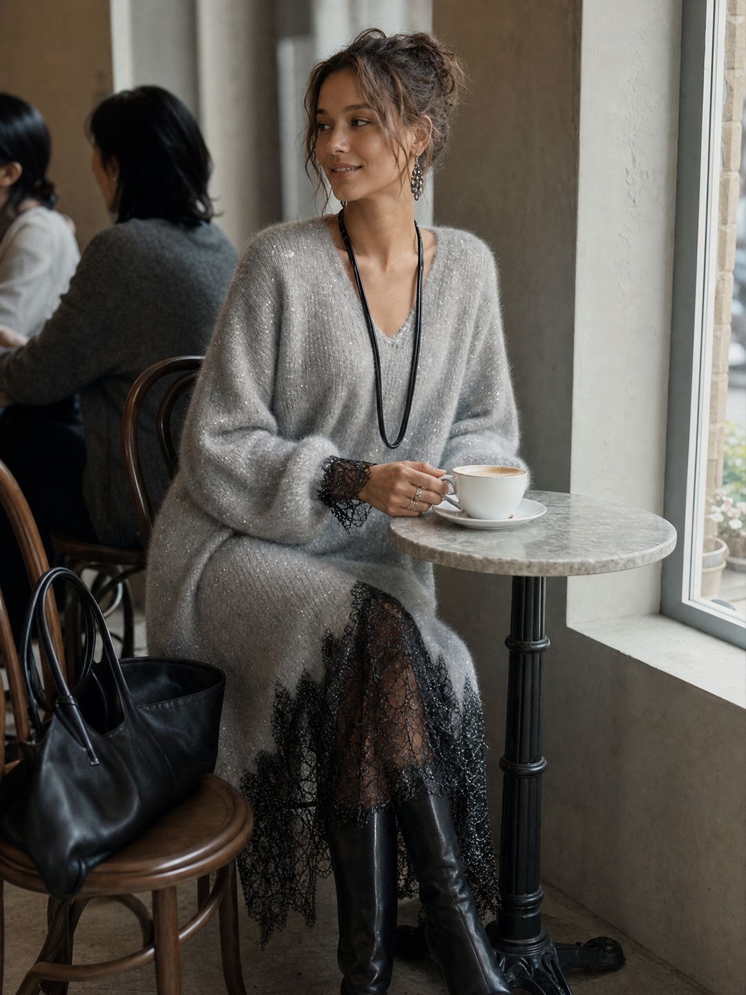 Modellen sidder med en kop kaffe ved et marmorbord på en café i den grå kjole 4