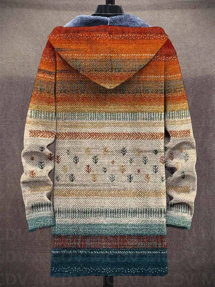 Jakken set bagfra med hætte, farveforløb fra orange til creme og grønblå og små grafiske træmotiver 2