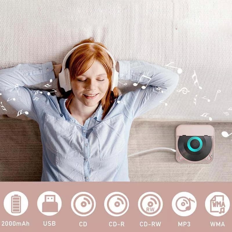 Kvinde med hovedtelefoner ligger afslappet på en sofa, mens en lyserød afspiller står ved siden af, med ikoner for batteri, USB og filformater. 5