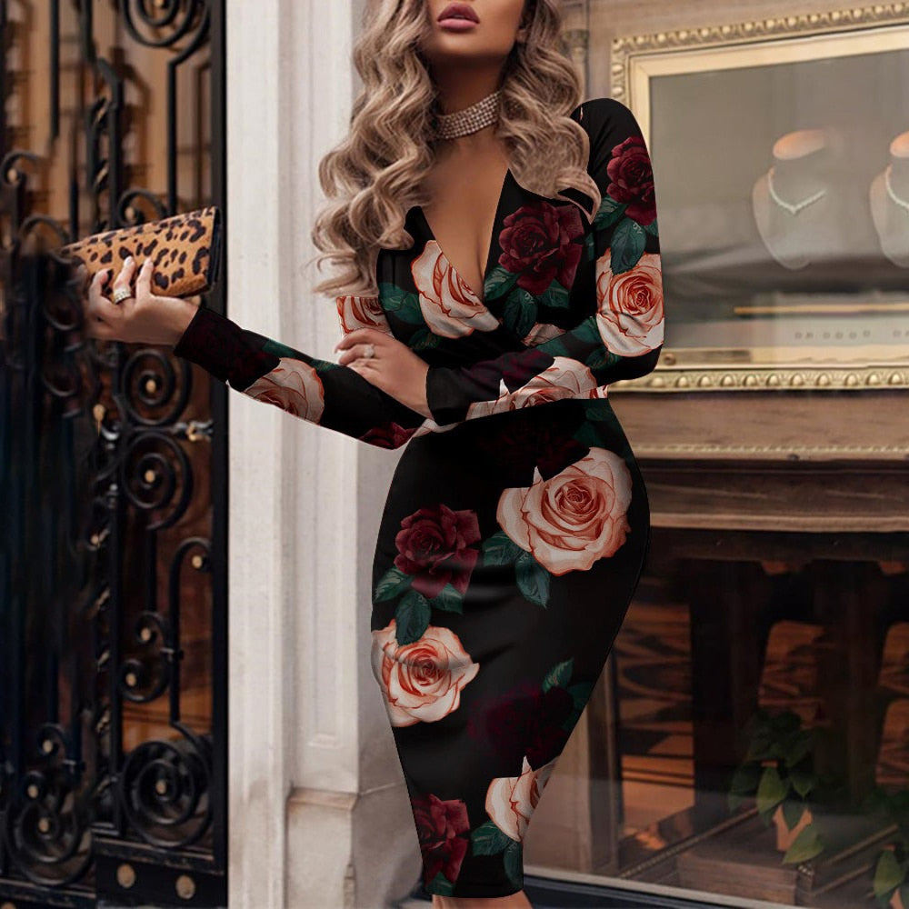 Frau in schwarzem Kleid mit Rosenmuster, elegantes Abendoutfit, Mode, Damenbekleidung.