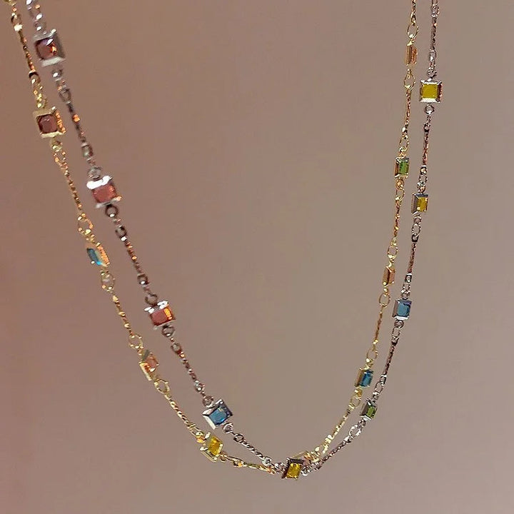 Bunte Halskette mit quadratischen Edelsteinen, modisches Schmuckstück, elegantes Design.