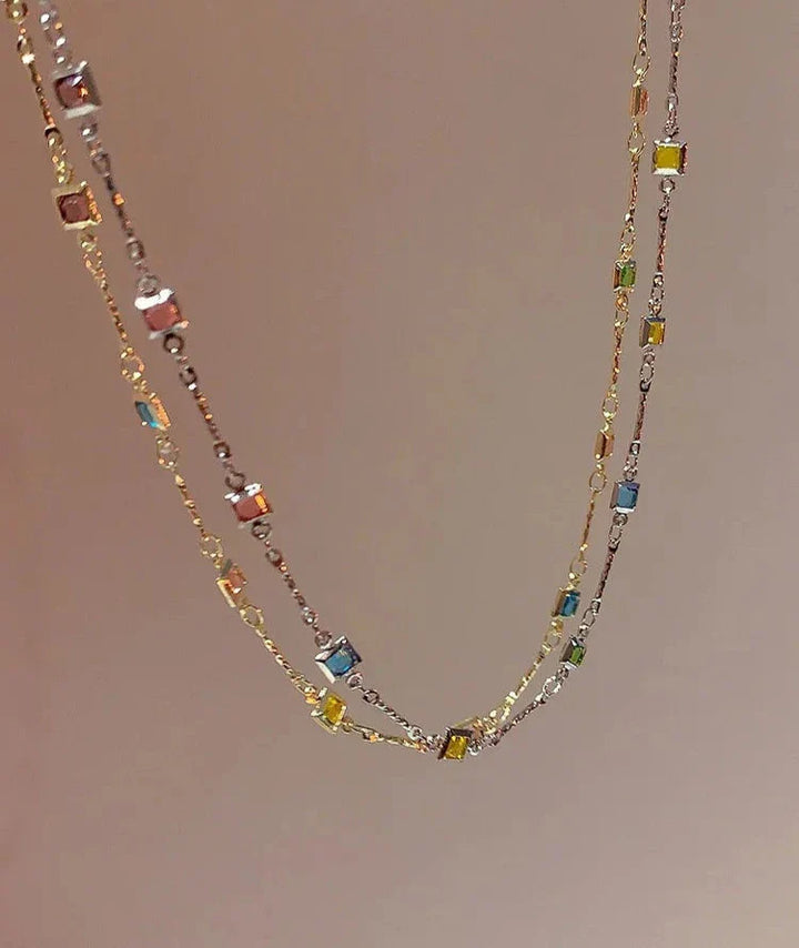 Zweireihige Halskette mit bunten quadratischen Anhängern, modisches Schmuckstück, Damenaccessoire.