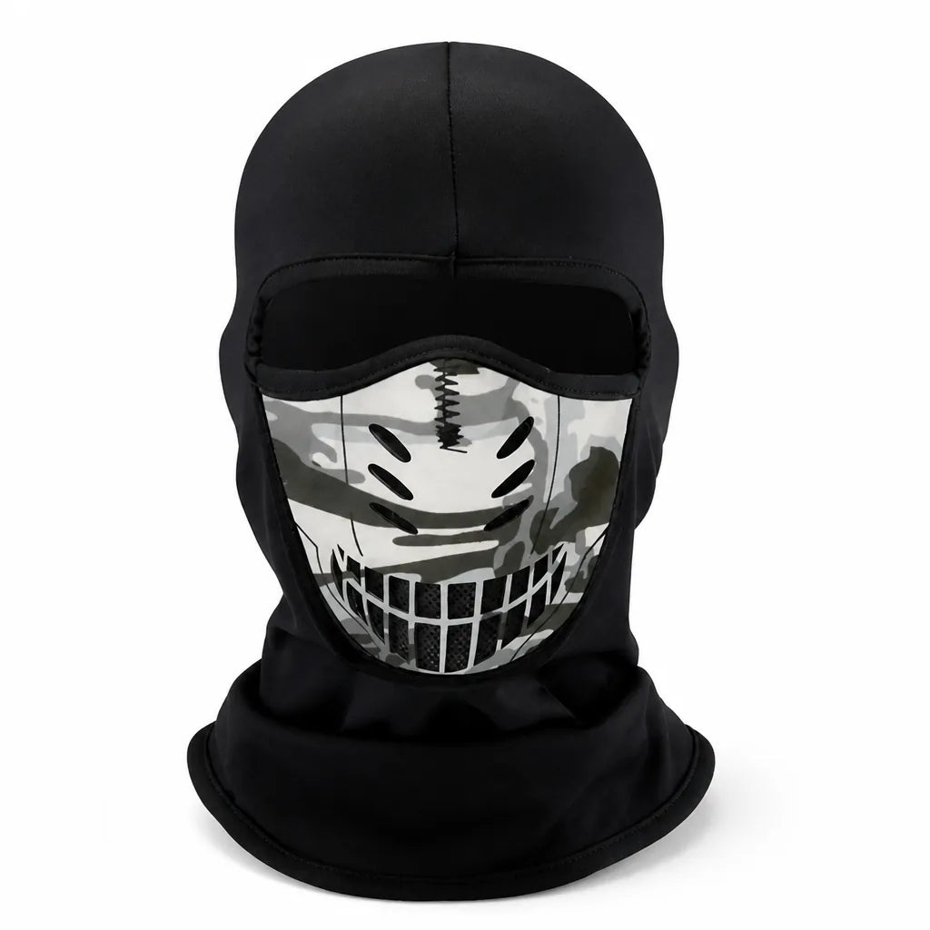 Sort ansigtsmaske set forfra på hvid baggrund, med camouflagemønstret panel, ventilationshuller og netstof ved munden. 6