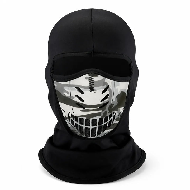 Sort ansigtsmaske set forfra på hvid baggrund, med camouflagemønstret panel, ventilationshuller og netstof ved munden. 6