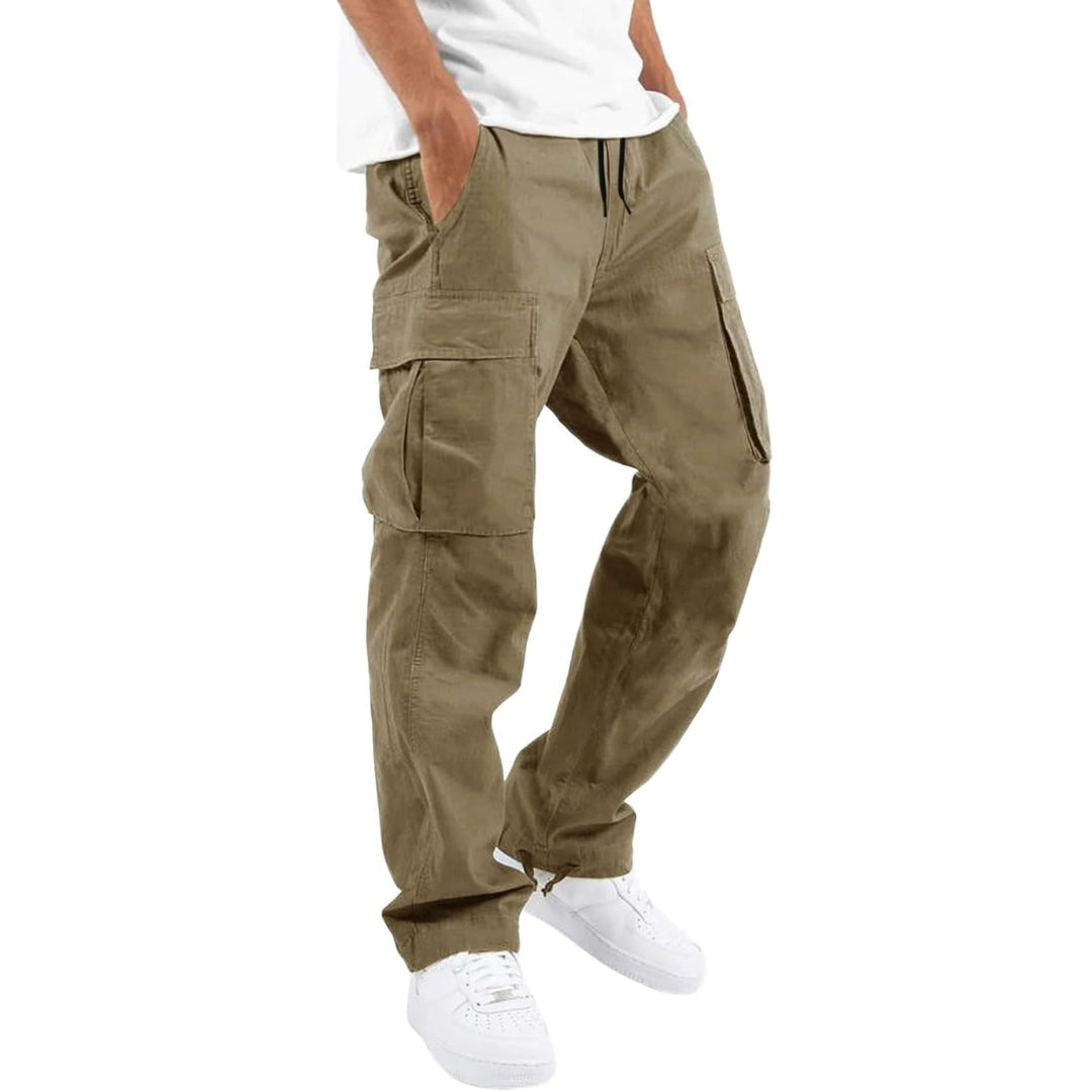 Model i beige cargobukser med flere lommer og snøre i taljen, hvid T-shirt og hvide sneakers, set fra siden. 3