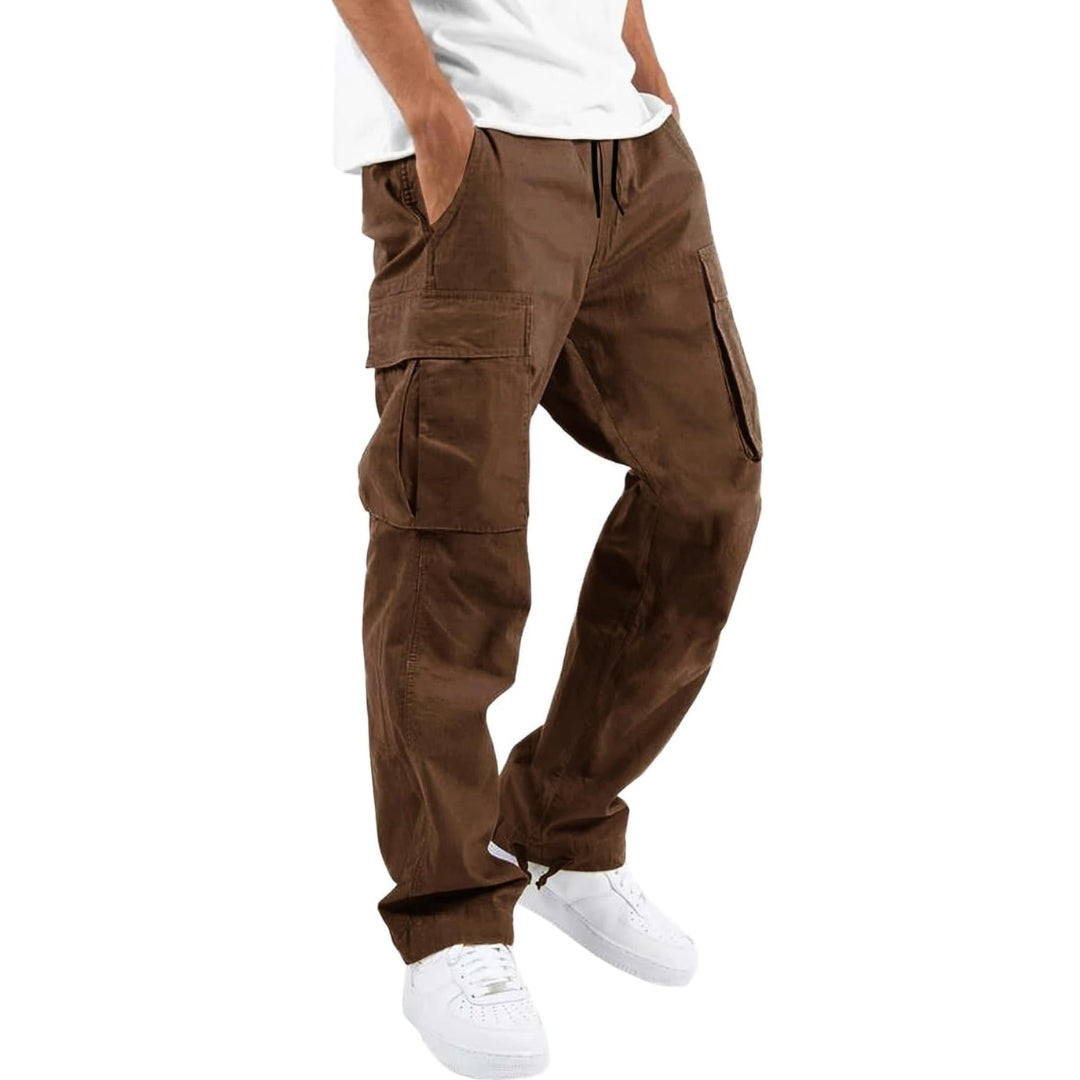 Model i brune cargobukser med store sidelommer og snøre i taljen, hvid T-shirt og hvide sneakers, set fra siden. 5