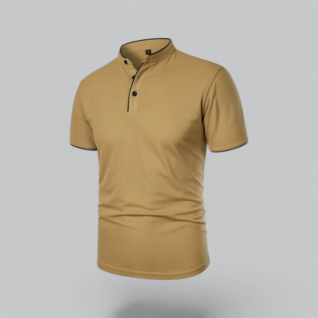 Sennepsgul poloshirt set skråt forfra, så knaplisten og ståkraven med sort kantbånd ses 11
