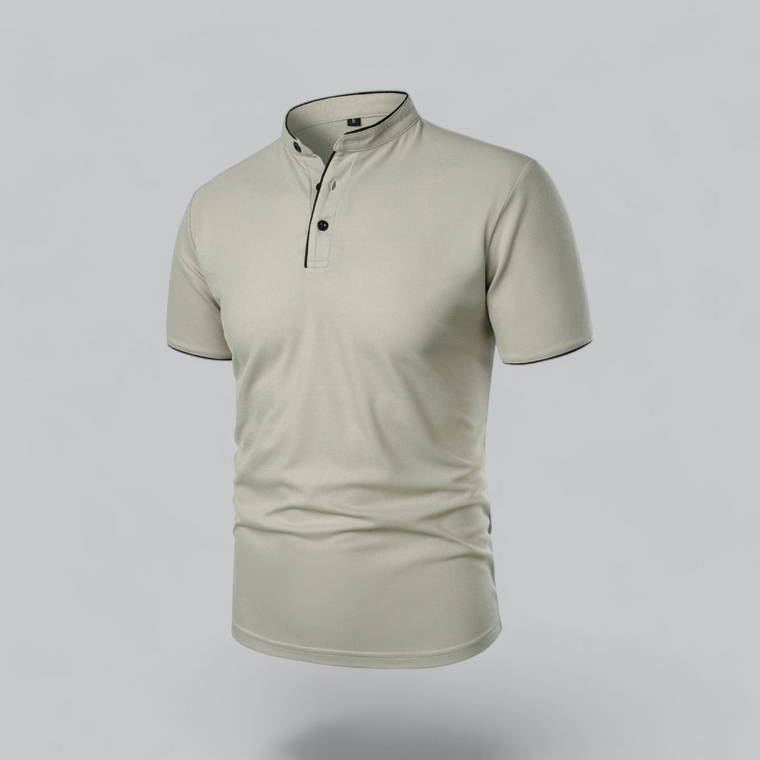 Lys beige poloshirt set skråt forfra med knaplisten og sort kantbånd på kraven 13
