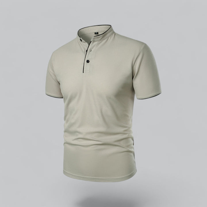 Lys beige poloshirt set skråt forfra med knaplisten og sort kantbånd på kraven 13