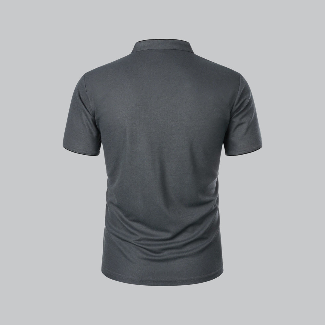 Mørkegrå poloshirt set bagfra med ståkrave og helt ensfarvet ryg 14