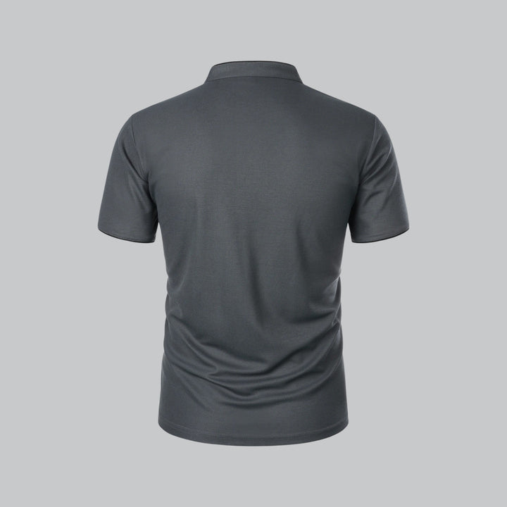 Mørkegrå poloshirt set bagfra med ståkrave og helt ensfarvet ryg 14