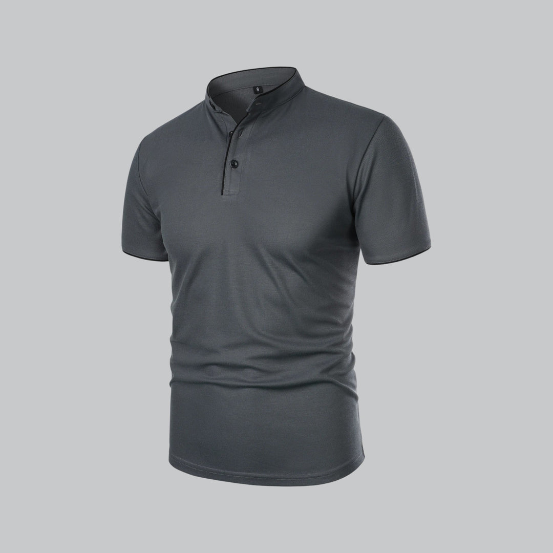 Mørkegrå poloshirt set skråt forfra med knaplisten, sorte knapper og ståkrave 15