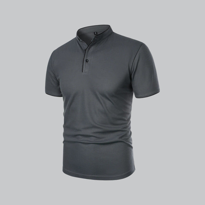 Mørkegrå poloshirt set skråt forfra med knaplisten, sorte knapper og ståkrave 15