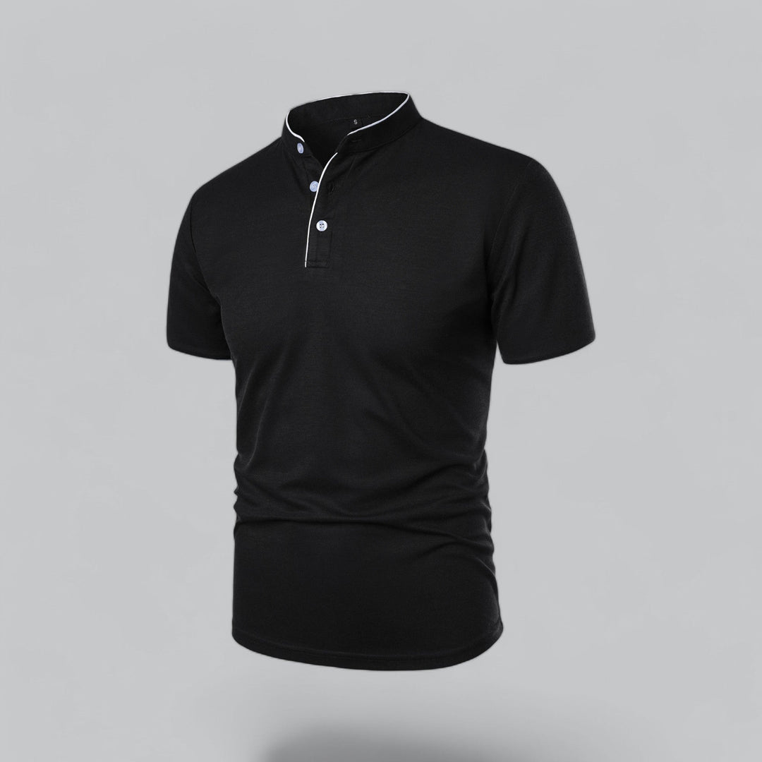 Sort poloshirt set skråt forfra med lyse knapper og hvidt kantbånd langs kraven 17