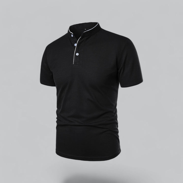Sort poloshirt set skråt forfra med lyse knapper og hvidt kantbånd langs kraven 17