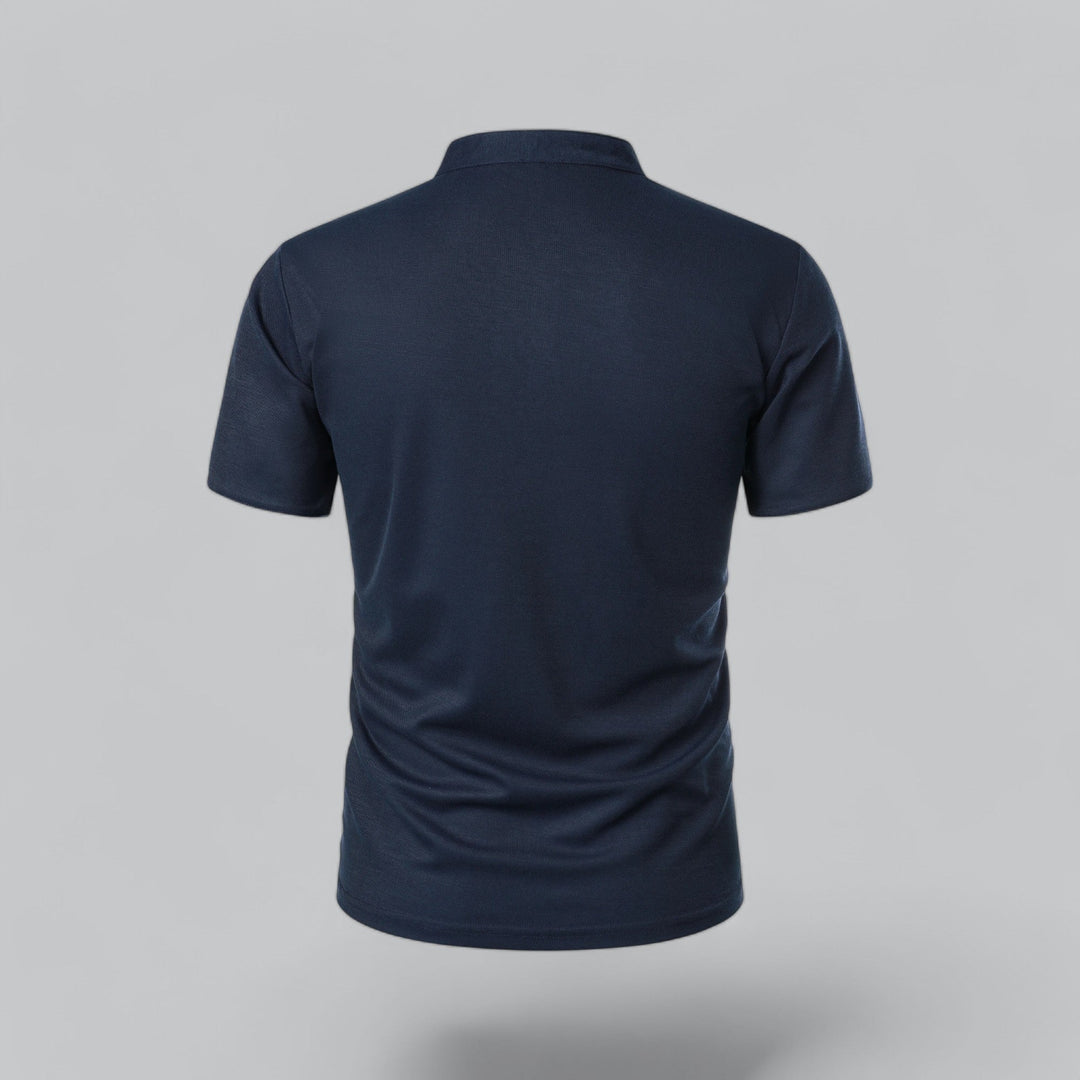 Marineblå poloshirt set bagfra med ståkrave og ensfarvet ryg 18