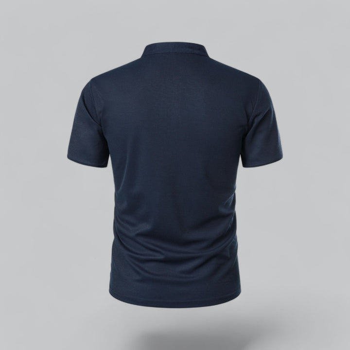 Marineblå poloshirt set bagfra med ståkrave og ensfarvet ryg 18